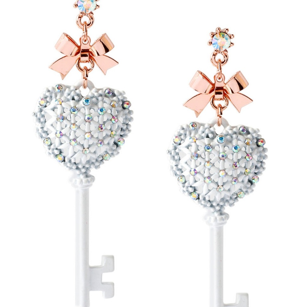 Betsey Johnson

White Hearts Heart Key Drop Earrin